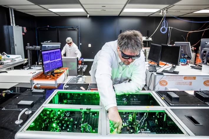 TAU Systems CEO Prof. Björn Manuel Hegelich bei der Einstellung der Laser / Weiterer Text über ots und www.presseportal.de/nr/165453 / Die Verwendung dieses Bildes ist für redaktionelle Zwecke unter Beachtung ggf. genannter Nutzungsbedingungen honorarfrei. Veröffentlichung bitte mit Bildrechte-Hinweis.