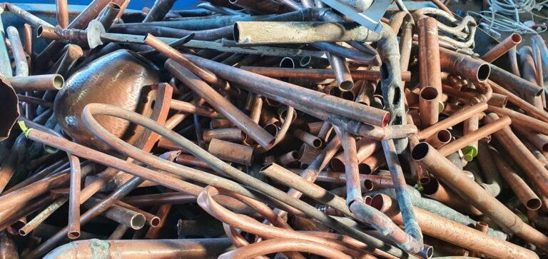 Alte Zäune, Mofas und Autoteile machen Ihre Garage unnutzbar? Ein Anruf beim Schrotthändler Dortmund schafft Abhilfe