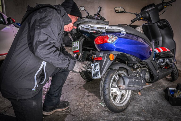 Pflichtwechsel für Kleinkrafträder: Schwarzes Kennzeichen kommt