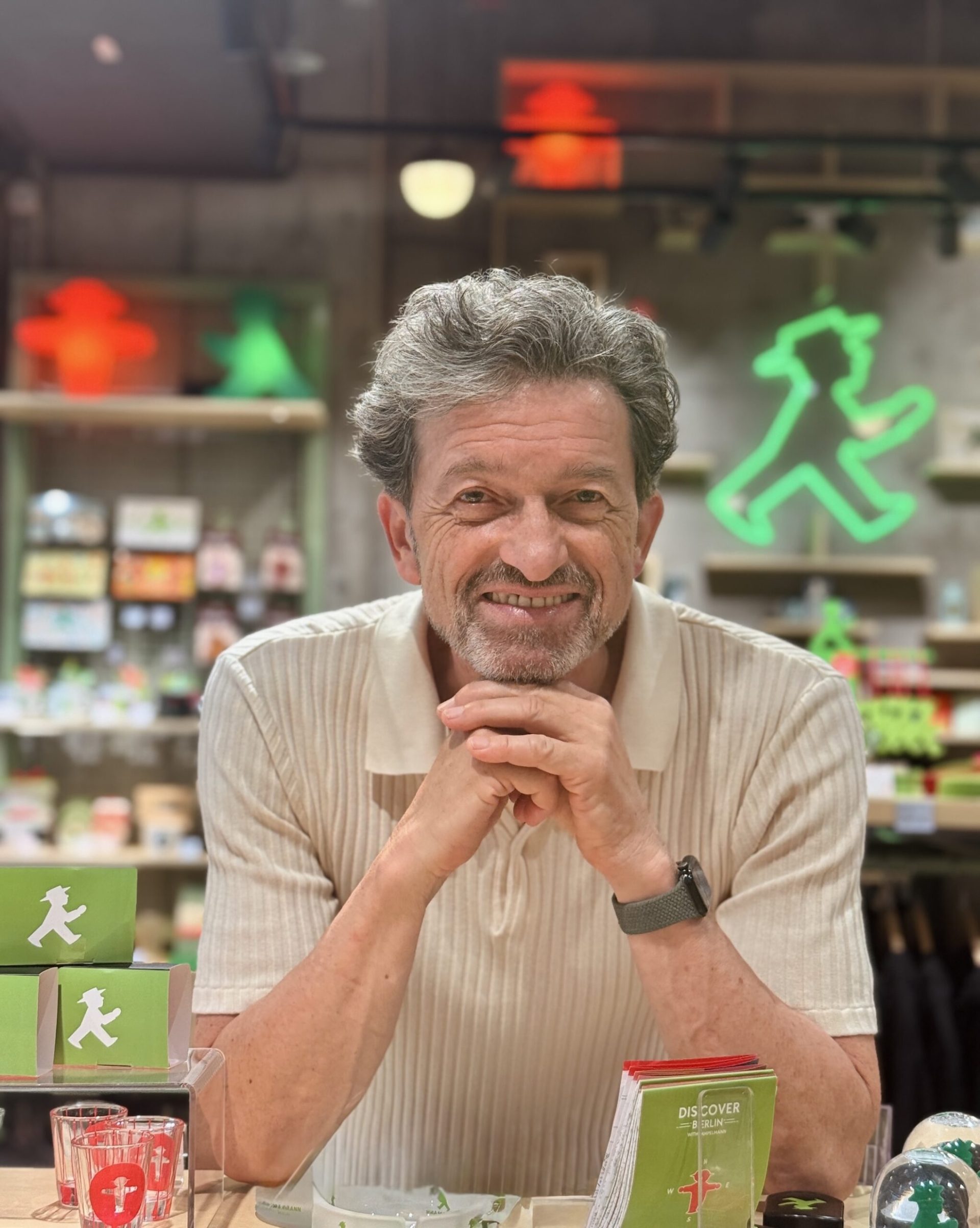 Markus-Heckhausen-2026-Portrait-im-Ampelmann-Shop_c_MHeckhausen-SMLL-scaled-1